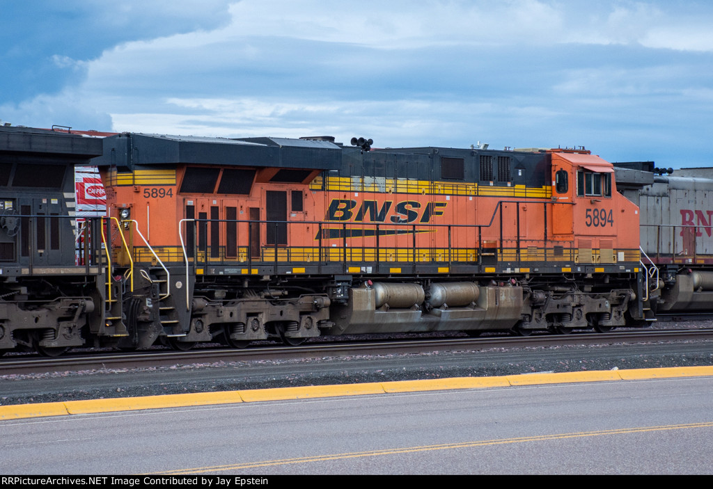 BNSF 5894 rests at Shelby 